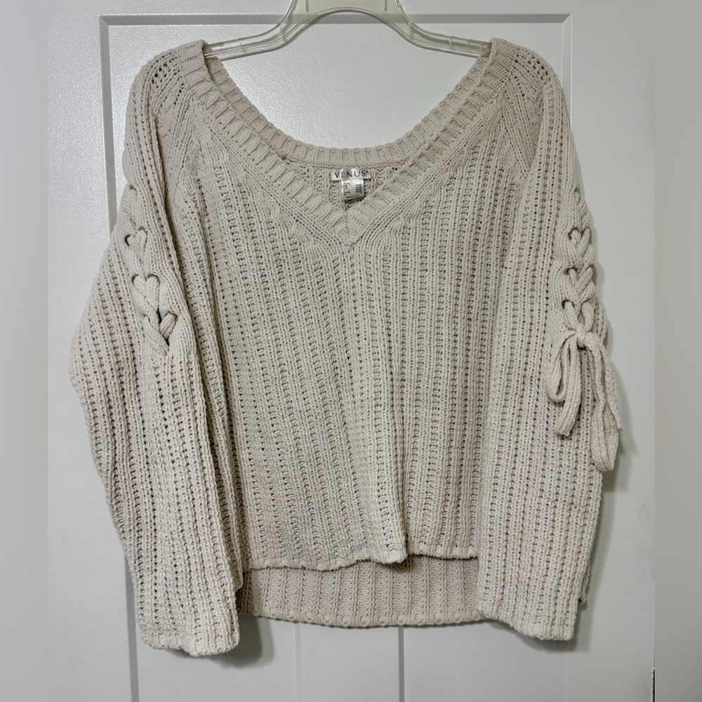 962: VENUS Cream Chunky V-Neck Sweater with Lace-Up Sleeve Detail - Large